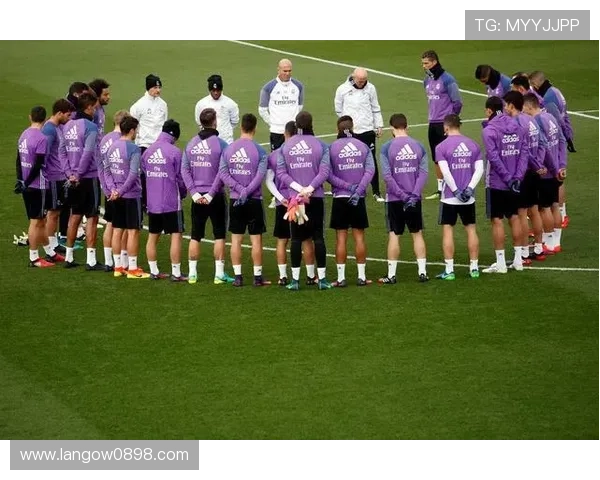 西甲西乙赛前为高铁事故默哀